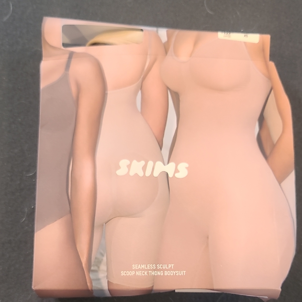 SKIMS Seamless Sculpt Scoop Neck Thong Bodysuit - Nude